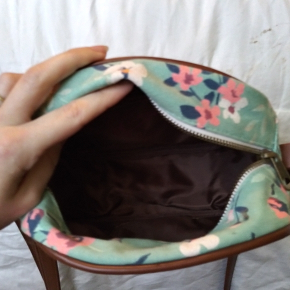 ✨🌸Candie's Floral Crossbody Bag. NWT!🌸✨ - Picture 4 of 6